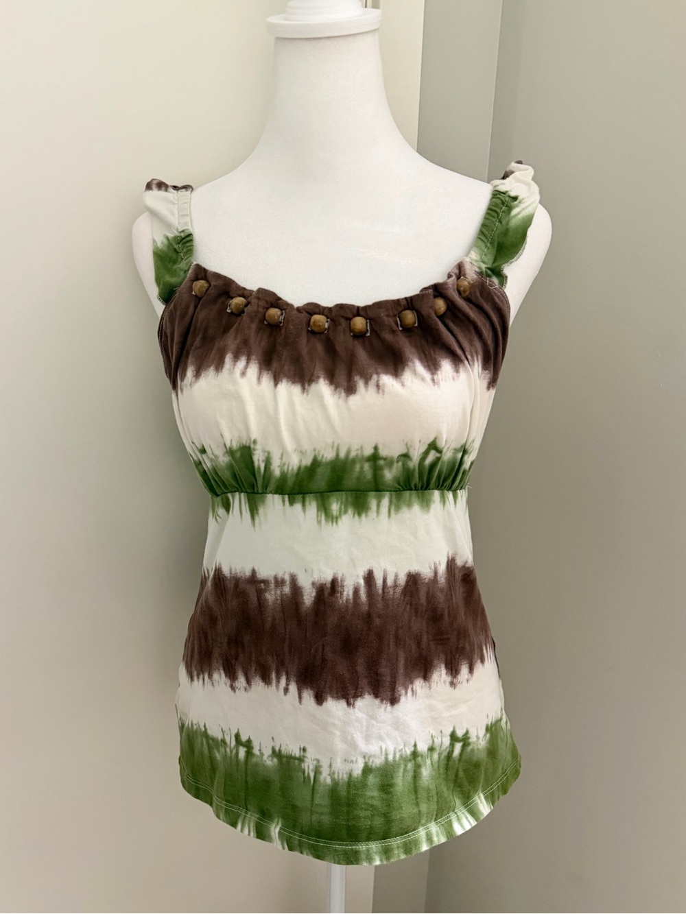 Vintage Maurices Wooden Beaded Green, Brown & White Tie-Dye Ruffle Strap Tank